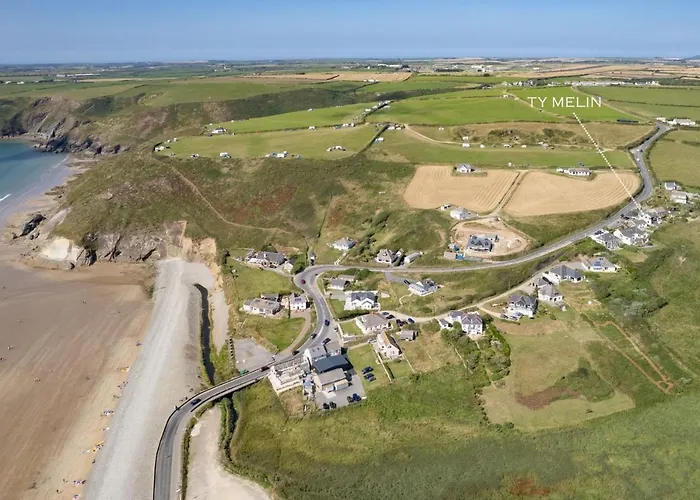 Unforgettable Sea Views, Hot Tub, Modern Property