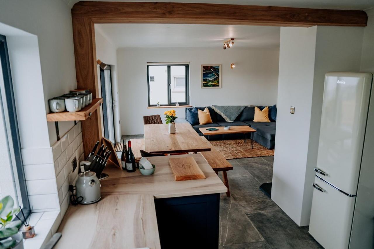 Unforgettable Sea Views, Hot Tub, Modern * Newgale