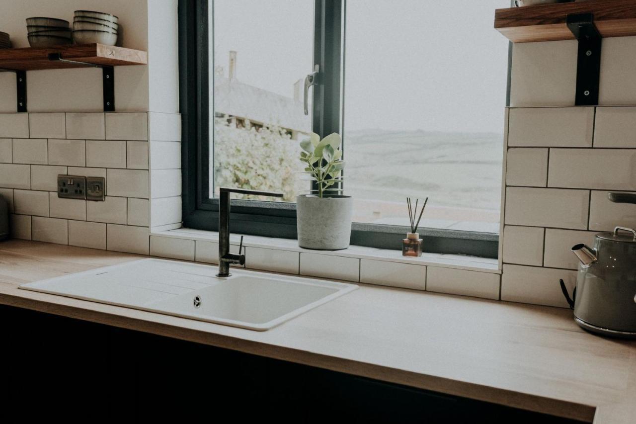 Unforgettable Sea Views, Hot Tub, Modern Apartment Newgale