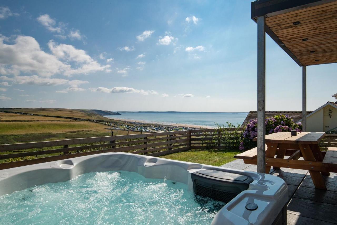 Unforgettable Sea Views, Hot Tub, Modern *
