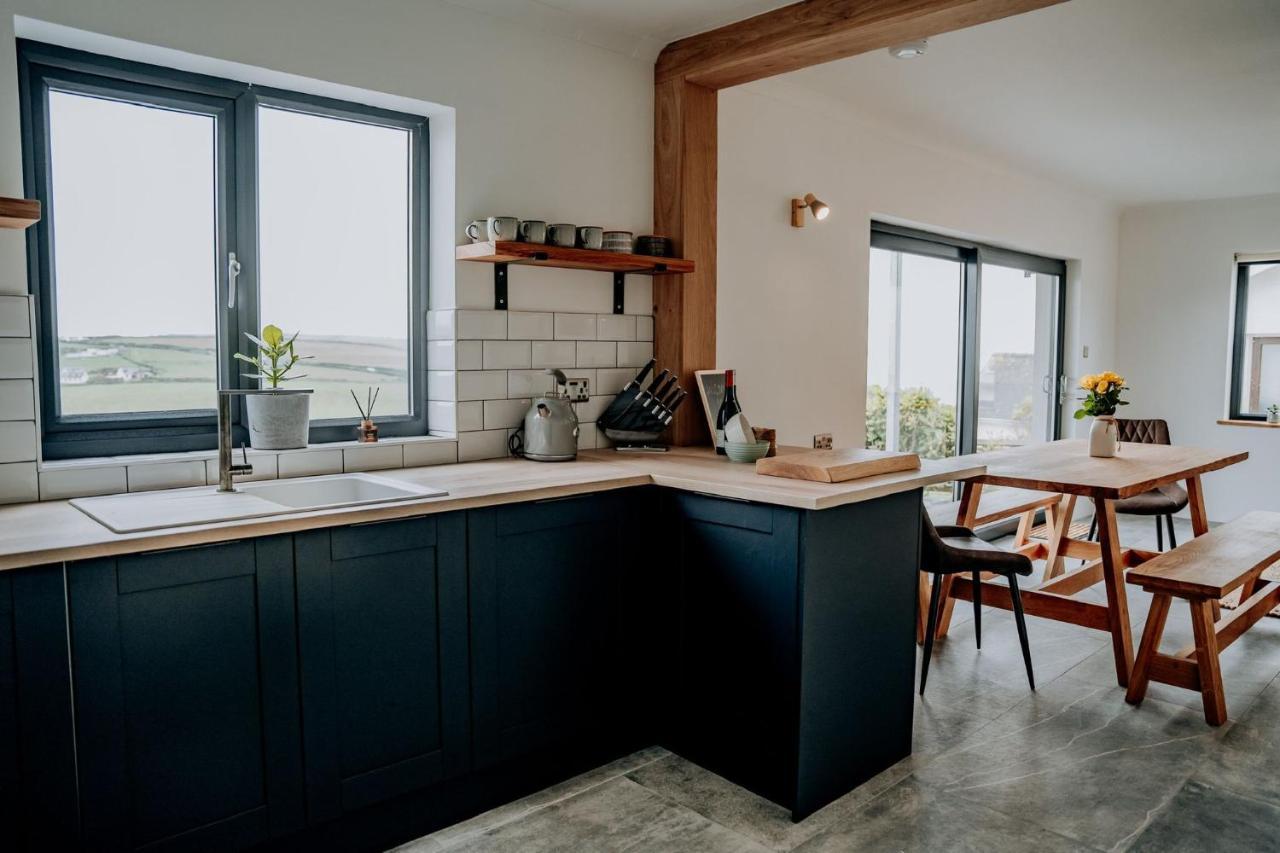 Unforgettable Sea Views, Hot Tub, Modern *